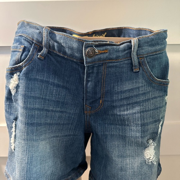 Old Navy Distressed Boyfriend Denim Shorts | Size 4 | Trendy and Comfortable - Picture 6 of 8